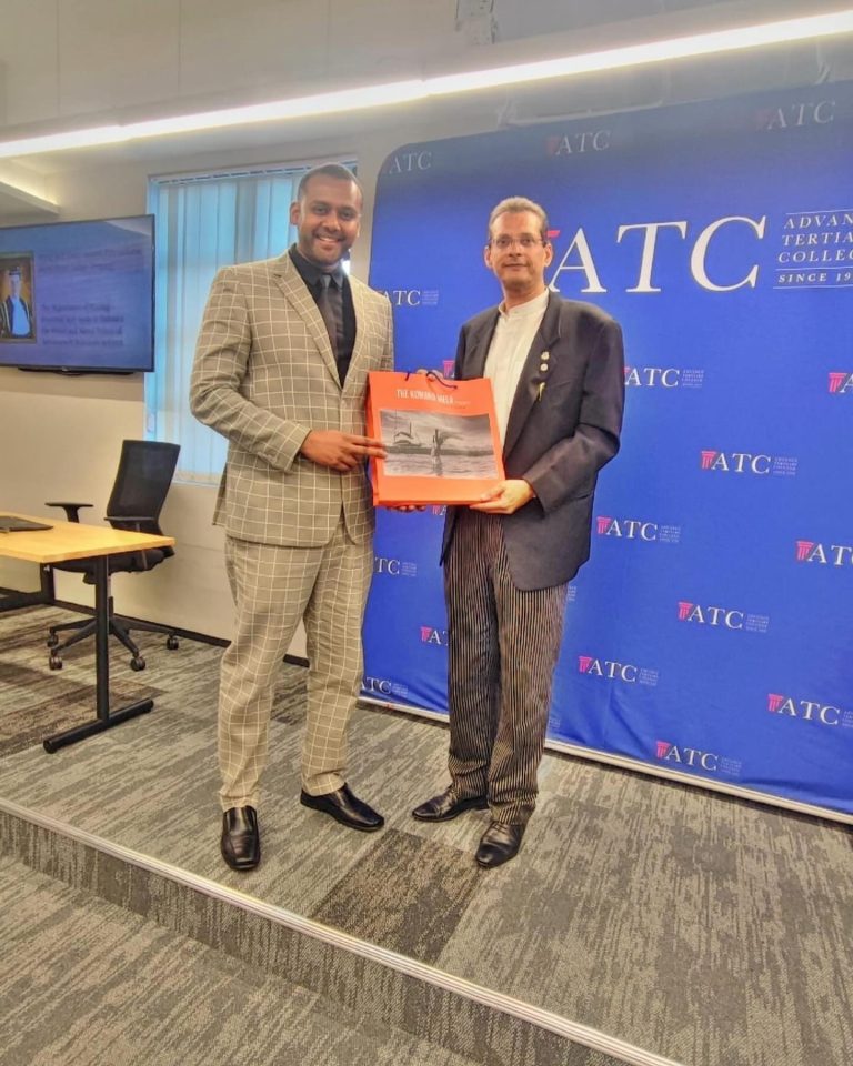 Mr. Kuhen from ATC College presenting a token of appreciation to Yang Arif Dato’ Anand Ponnudurai, Judge of the High Court of Malaya at Penang, during his insightful talk on essential soft skills for LLB and CLP students at ATC Penang Campus.